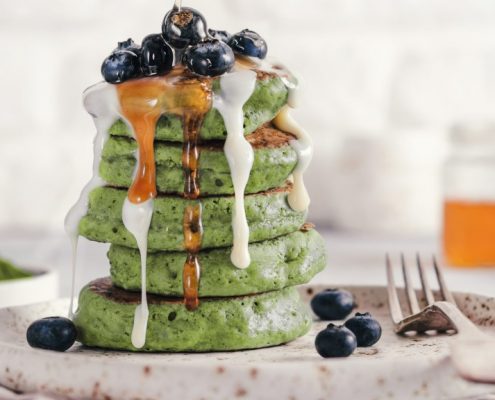 Matcha pancakes mit Honig Blaubeeren Joghurtdressing Frühstück healthy